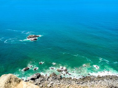 Cabo de Roca (Cape Roca) - Avrupa kıtasının en batısı. Atlantik okyanus dalgaları, Portekiz. Panoramik görünüm.                             