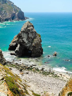 Atlantik Okyanusu, büyük dalgalar ve beyaz deniz köpükleri. Panoramik manzara. Güzel manzara.                