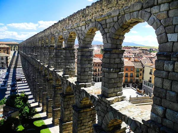 İspanya, Segovia 'da su kemeri. Roma antik binası. Castilla i Leon bölgesi. 