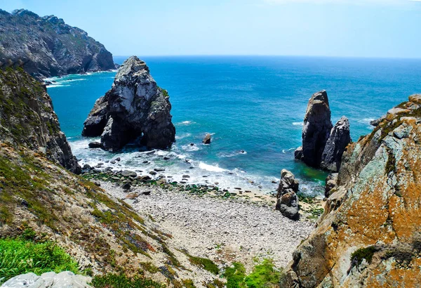 大西洋と崖 海の明るいターコイズブルーの海 晴れた夏の日 ポルトガル — ストック写真