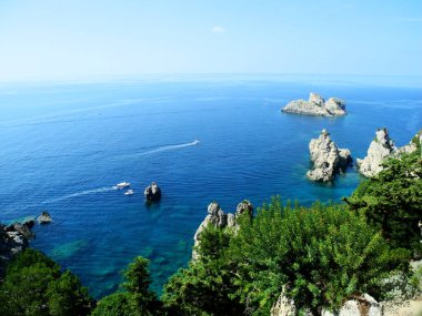 Korfu Kerkyra, Yunanistan 'daki Paleokastrica plajı. İyon Denizi. Kristal berrak azur suyuyla körfez. 