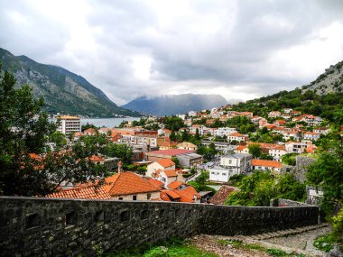Kotor panoramik kasaba ve dağ manzarası. Ağır bulutlar. Üst görünüm.                              