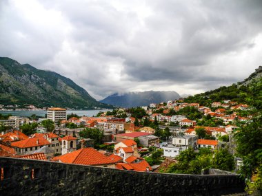 Kotor panoramik kasaba manzarası. Güzel dağlar ve bulutlar.                               