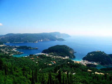 Korfu Kerkyra, Yunanistan 'daki Paleokastrica plajı. İyon Denizi. Kristal berrak azur suyuyla körfez. 