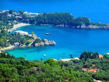 Kalp şeklinde körfez, romantik, Korfu Kerkyra, Yunanistan 'daki Paleokastrica plajı. İyon Denizi. Kristal berrak azur suyuyla körfez. 