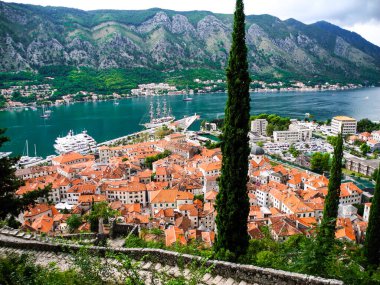 Kotor Körfezi panoramik görüntüsü. Karadağ. Güzel Kotor kasabası panoraması. Güzel bulutlu bir gün. 