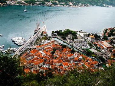 Kotor Körfezi ve Akdeniz. Güzel aereals panoramik görünümü.                            