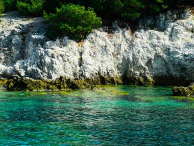Yunanistan kayalık kıyı şeridi, yeşil, mavi, turkuaz, deniz suyu, Akdeniz.   