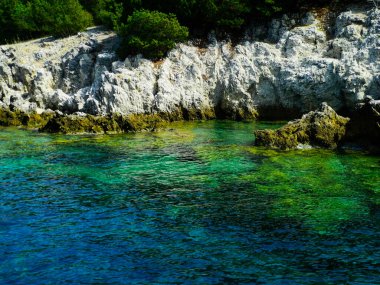 Yunanistan kayalık kıyı şeridi, yeşil, mavi, turkuaz, deniz suyu, Akdeniz.     