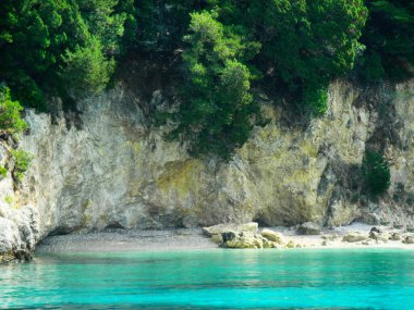 Mavi göl, vahşi sahil, Yunanistan.                     