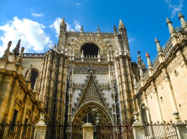 Sevilla Katedrali ve Sevilla Kulesi, Endülüs Bölgesi, İspanya. Yaz masmavi gökyüzü.                              