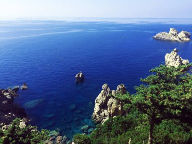 Korfu Kerkyra, Yunanistan 'daki Paleokastrica plajı. İyon Denizi. Kristal berrak azur suyuyla körfez.