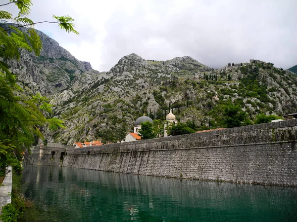 Kotor Montenegro Murallas Fortificación Aguas Verdes Del Mar Adriático Montañas — Foto de Stock