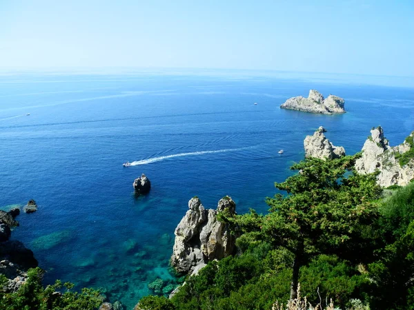 Korfu Kerkyra, Yunanistan 'daki Paleokastrica plajı. İyon Denizi. Kristal berrak azur suyuyla körfez. 