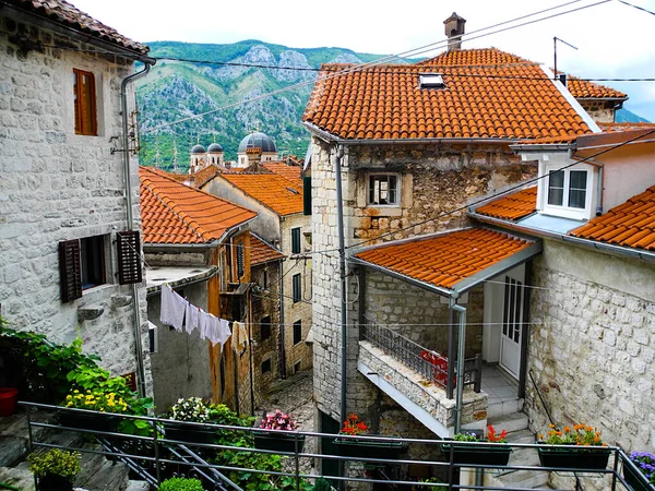 コトル旧市街のパノラマビューは 赤い瓦屋根の古い家 山の背景 — ストック写真