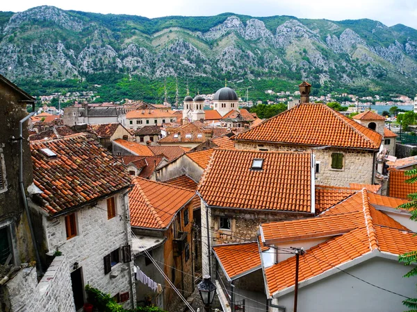 Kotor Panoramik Manzara Fayanslı Çatıları Eski Kilisesi Olan Geleneksel Bina — Stok fotoğraf