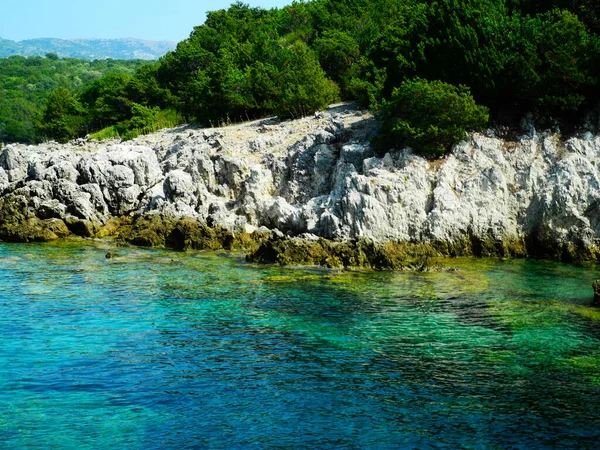 Yunanistan Kayalık Kıyı Şeridi Yeşil Mavi Turkuaz Deniz Suyu Akdeniz — Stok fotoğraf
