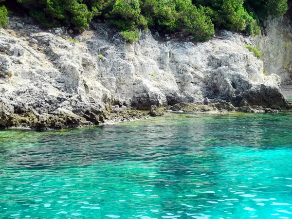 Ελληνική Βραχώδης Ακτογραμμή Ιόνιο Πέλαγος Τυρκουάζ Νερά Ελλάδα — Φωτογραφία Αρχείου