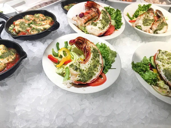 Pesto soslu ıstakoz, bir sürü karides, karides ve taze sebze, yakın plan.. 