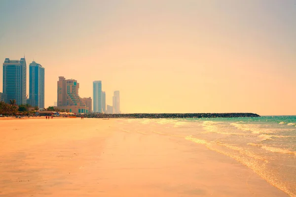 Помаранчевий Захід Сонця Порожньому Пляжі Високий Будівельний Фон Тихий Океан — стокове фото