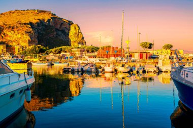 İtalya 'daki Terracina limanı. Arka planda Jüpiter Anxur 'un antik tapınağı. Limanda bir sürü tekne ve yat kalıyor. Güzel renkli gün batımı (veya sabahın erken saatleri)). 