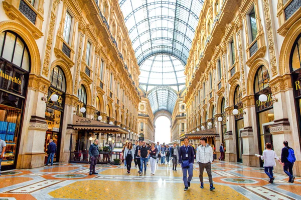 13 Ekim 2018. Milan, İtalya. Galleria Vittorio Emanuele II en popüler lüks alışveriş mağazaları.