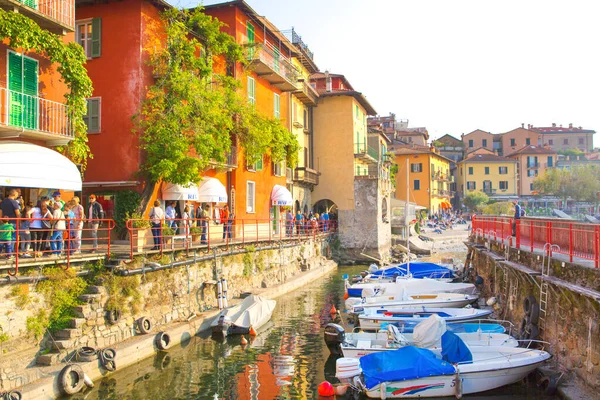 Varenna Italia Octubre 2018 Colorido Edificio Naranja Barcos Lago Como — Foto de Stock