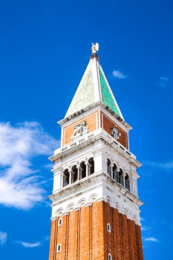 St. Mark Bazilikası 'nın çan kulesi, St. Mark' s Campanile, İtalya, Venedik 'teki Piazza San Marco' da yer almaktadır..