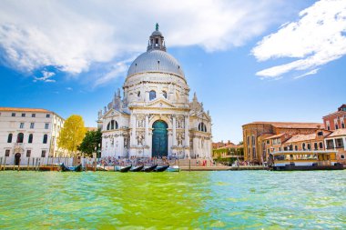 Büyük Kanal ve Basilica Santa Maria della Salute Venedik, İtalya. Mavi gökyüzüyle güneşli bir yaz günü. 