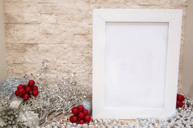 Kırmızı ve gümüş Noel süslemeleri. Parlak gümüş boncuklar ve Noel topları. Gümüş dallar. Model. 