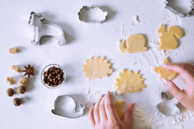 Noel kurabiyeleri hazırlıkları beyaz masada, en üstte. Baharat malzemeleri. 