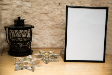 Noel 'de fotoğraf çerçevesi ve küçük fener 2018 dekorasyon şamdanlarıyla süslenir.