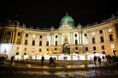 2 Aralık 2019 Viyana, Avusturya. Viyana 'daki Noel pazarı, parlak ışıklar ve eski mimari. 