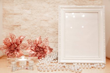 Parlak dekorasyonlu, yıldız şamdanlı, mutlu noeller. Model. 