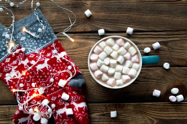 Een Kopje Warme Chocoladedrank Met Marshmallow Rode Wollen Sokken Met — Stockfoto