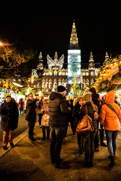 Wenen Oostenrijk December 2019 Kerstmarkt Bij Rathaus Veel Mensen Lopen — Stockfoto