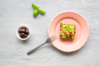 Avokado tostu mercan yaşam tabağında, üst manzara. 