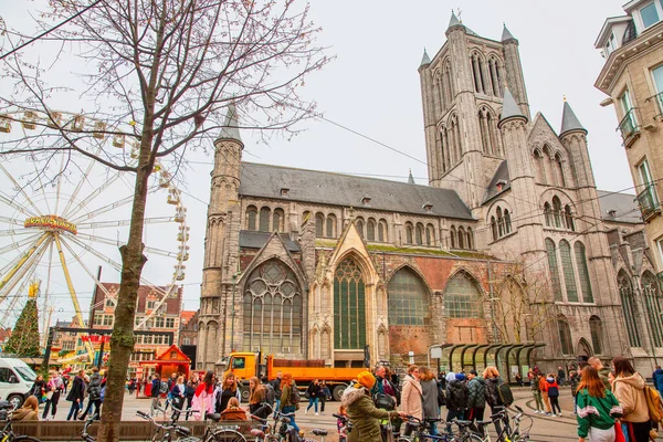 16 Aralık 2019, Gent, Belçika. Aziz Nicholas Kilisesi, Noel pazarı ve sokaktaki turistler. 
