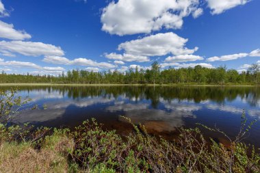 Göl üzerinde kısa bir yaz günü. Bulutlar güzel cereyan ediyor..