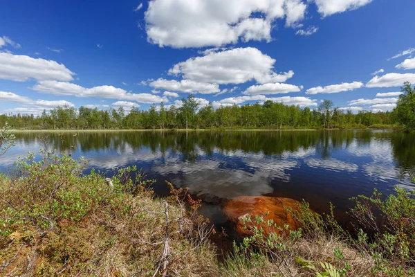 Göl üzerinde kısa bir yaz günü. Bulutlar güzel cereyan ediyor..