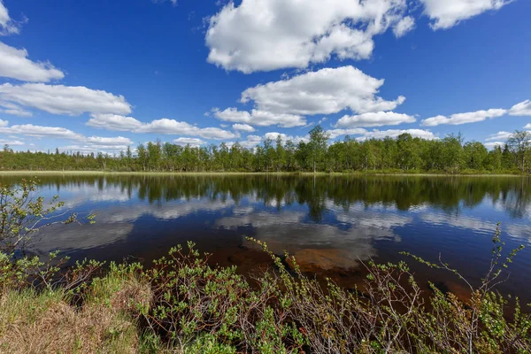 Göl üzerinde kısa bir yaz günü. Bulutlar güzel cereyan ediyor..