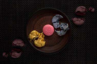 Plaka üzerinde çok renkli makarnalar.