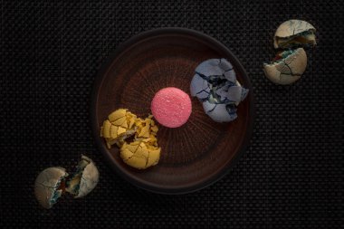 Plaka üzerinde çok renkli makarnalar.