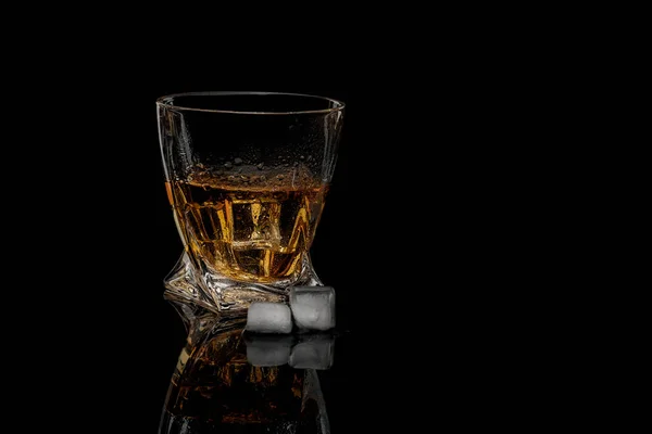 Szklanka Whisky Czarnym Tle Widok Boku Pusta Przestrzeń — Zdjęcie stockowe
