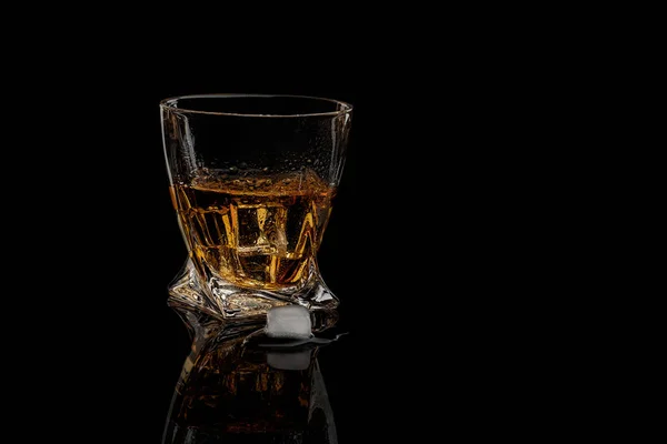 Bicchiere Whisky Sfondo Nero Vista Laterale Spazio Vuoto — Foto Stock