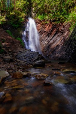 Sabah güneşi içinde dağ Şelalesi