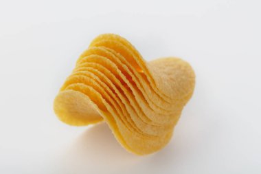 Patates cipsi beyaz arka planı izole etti. Yan görünüm.