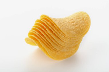 Patates cipsi beyaz arka planı izole etti. Yan görünüm.