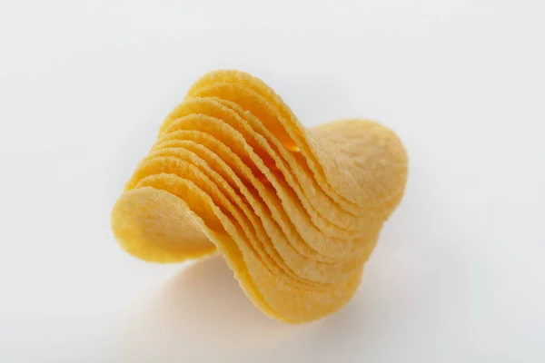 Patates cipsi beyaz arka planı izole etti. Yan görünüm.