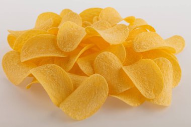 Patates cipsi beyaz arka planı izole etti. Yan görünüm.